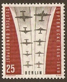 West Berlin 1959 25pf Berlin Airlift Anniversary. SGB183.